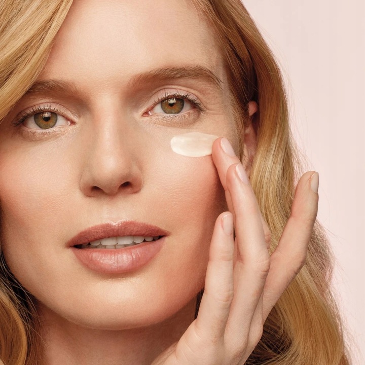 KREM-POD-OCZY-SHISEIDO-BENEFIANCE-EYE-CREAM-15ml-Typ-skory-Do-wszystkich-typow-skory.jpg